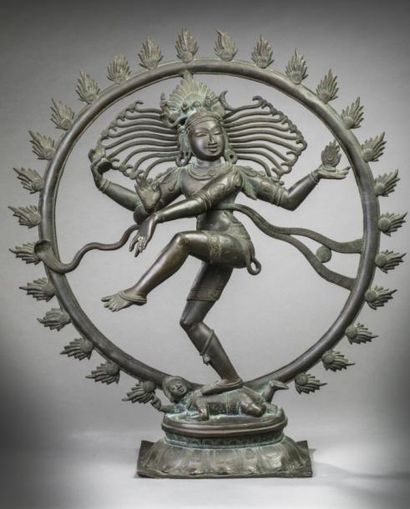Inde du sud 
Grande statue de Shiva Nataraja en bronze à patine brune, debout sur...