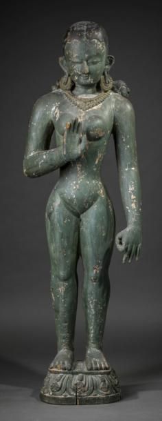 NEPAL - XVIIE/XVIIIE SIÈCLE 
Grande statue de Tara nue en bois laqué gris, debout...
