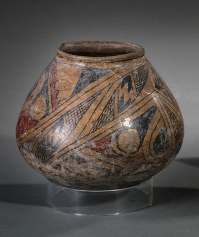 null Vase à décor géométrique
Terre cuite polychrome.
Culture Casas Grande, 1000...