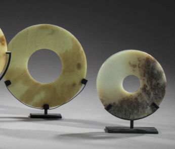 CHINE Deux disques “bi”, l'un en néphrite céladon tacheté gris, l'un en néphrite...