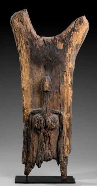 null Pilier “Toguna”
Sculpté d'un personnage féminin en relief, bois dur à patine...