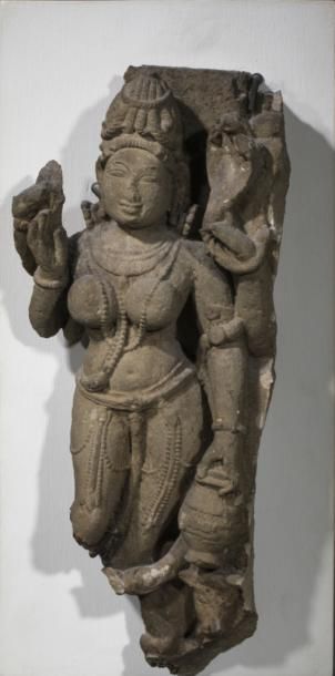 INDE, Madhya Pradesh - Xe siècle 
Fragment de stèle en grès gris, divinité féminine...