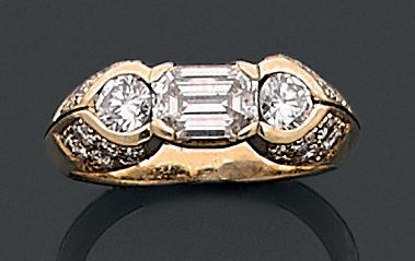 null FINE BAGUE en or jaune (750 millièmes) centrée d'un diamant taille émeraude,...