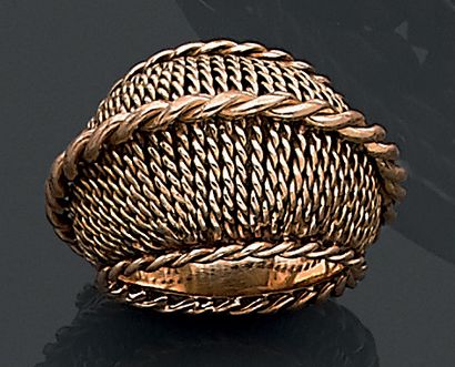 null LARGE BAGUE bombée en or jaune (750 millièmes) tressé et torsadé. Vers 1960.
Doigt:...