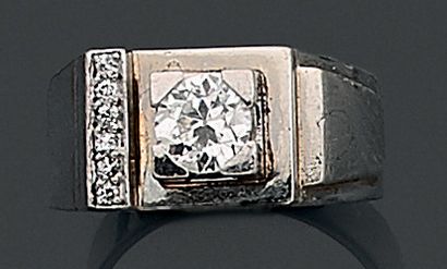 null BAGUE chevalière géométrique en or gris (750 millièmes) serti d'un diamant taille...