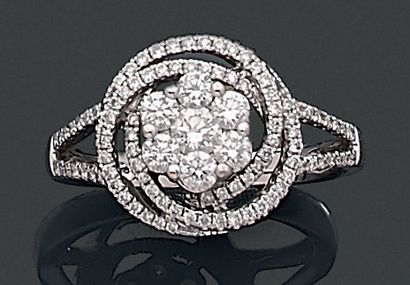 null BAGUE «fleur stylisée» en or gris (750 millièmes) ajouré serti de diamants taille...