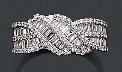 null BAGUE «ruban» en or gris (750 millièmes) serti de diamants baguettes, soulignés...