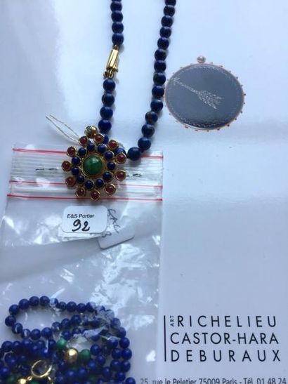 null LOT comprenant deux colliers de boules de lapis-lazuli teinté, un retenant en...