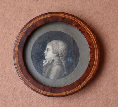 École fin du XVIIIe siècle "Profil de jeune garçon"
Miniature en grisaille
Diam.:...
