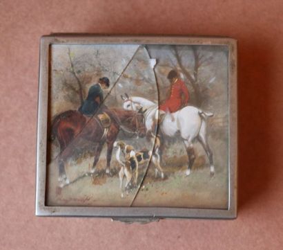 null Boite rectangulaire en métal à décor imprimé de scène de chasse à cour, accident...