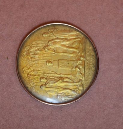null Médaille en composition doré "Le tombeau de l'Empereur
XIXe siècle
Diam.: 6,8...