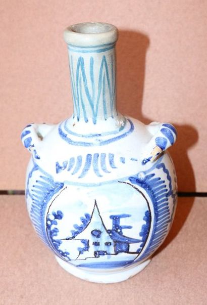 null Bouteille à passants en faience à décor en camaieu bleu de maisons dans des...