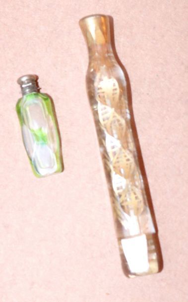 null Flacon à sel en verre taillé vert, monture en métal
XIXe siècle