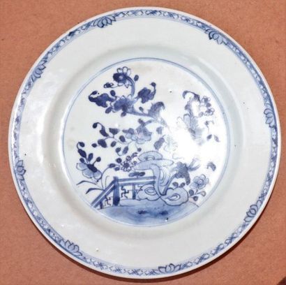 CHINE Assiette en porcelaine à décor blanc et bleu de paysage à la barrière
XVIIIe...