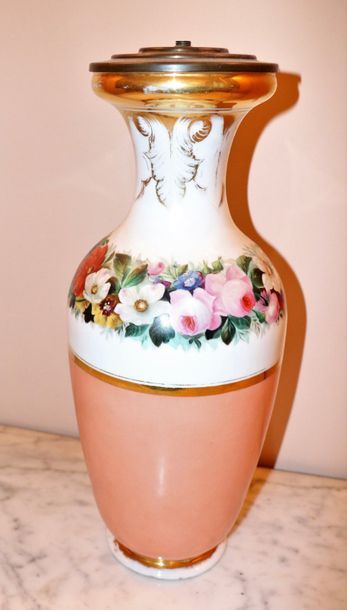 null Vase en porcelaine à décor polychrome et or d'une guirlande de fleurs
XIXe siècle
H.:...