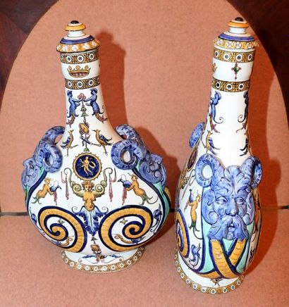 null Paire de bouteilles en faience polychrome à décor dit "Renaissance italienne"
Gien...