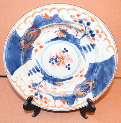 CHINE Assiette en porcelaine à décor Imari de fleurs dans une réserve et de paysages...