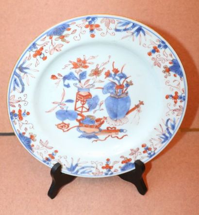 CHINE Assiette en porcelaine à décor Imari d'objets mobiliers
XIXe siècle
Diam.:...