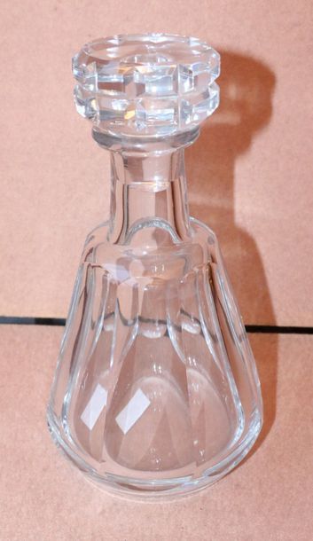 BACCARAT Carafe en cristal taillé et un bouchon