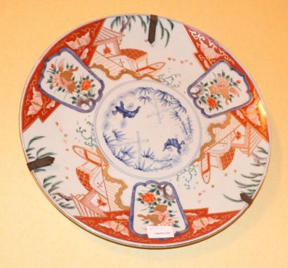 JAPON Plat en porcelaine à décor Imari de pagodes dans un paysage
Fin XIXe siècl...