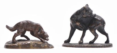 null Deux statuettes en bronze, l'une à patine mordorée représentant chien de chasse,...