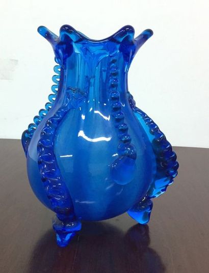 Auguste JEAN (1830-1890) Vase en verre bleu, à décor en application chaud
H30cm
