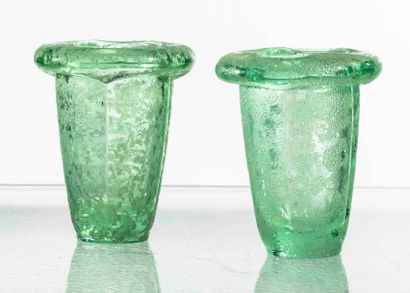 null Paire de vases cornet en verre soufflé, teinté vert
H18cm