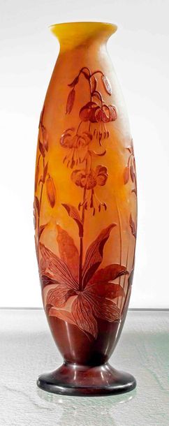 DAUM, NANCY Vase de forme balustre à petit col ourlé en verre dégagé à l'acide de...