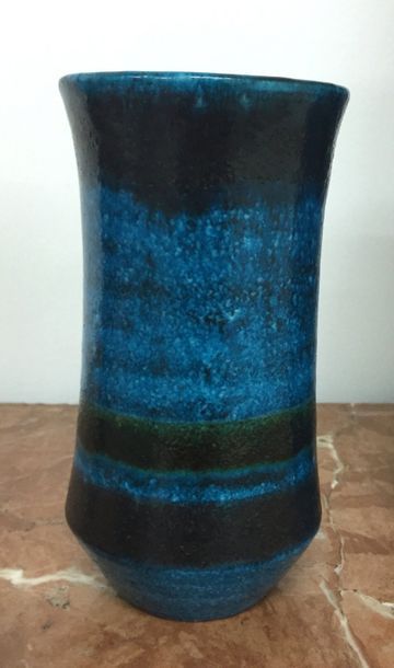 Bruno GAMBONE (né en 1936) Vase tronconique en céramique émaillée bleue
H 18cm
