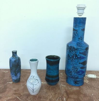 Bruno GAMBONE (né en 1936) Vase tronconique en céramique émaillée bleue
H 18cm