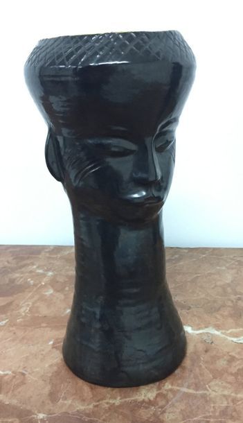 null Vase africaniste anthropomorphe
Céramique émaillé noire et intérieur jaune
H...