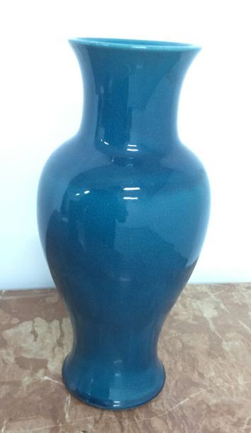 POL CHAMBOST (1906-1983) Vase de forme balustre
Céramique émaillée bleue H 35cm