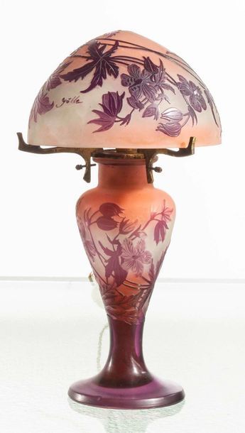 ÉTABLISSEMENT GALLÉ Elégante Lampe Champignon à décor gravé à l'acide de fleurs d'hibiscus...