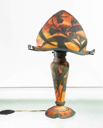 DAUM, NANCY Rare lampe de forme balustre et cache ampoule conique à décor dégagé...