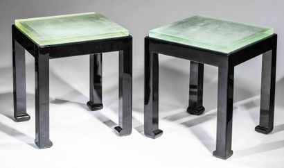 null Paire de tables en bois laqué noir, de style néo-classique, enserrant une dalle...