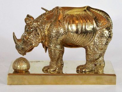 Salvador DALI (1904-1989) Rhinocéros habillé en dentelles
Bronze à patine dorée à...