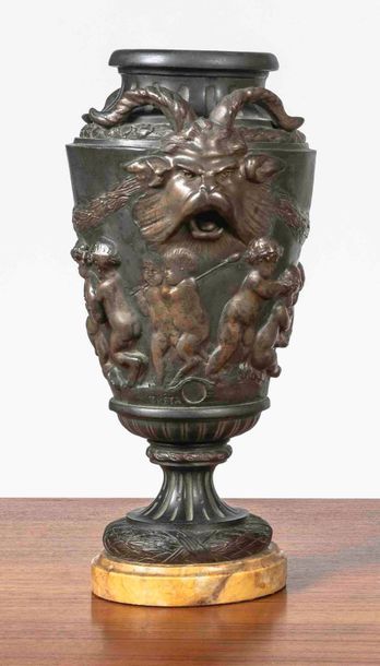 null Paire de vases de forme balustre en régule à décor de ronde de putti et masques...