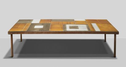 ROGER CAPRON (1922-2006) Table basse à structure en métal, plateau en mosaïque de...