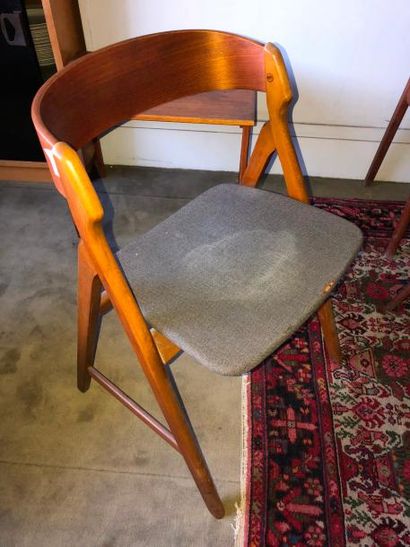 null deux fauteuils dépareillés, style 1960, on y joint trois chaises en amuvais...