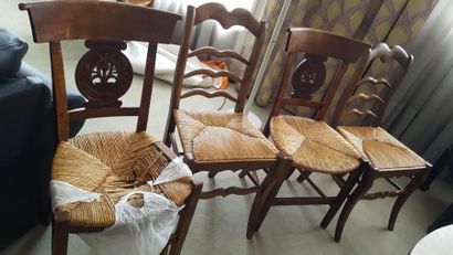 null Quatre chaises paillées en bois naturel. Deux modèles différents. Une chaise...