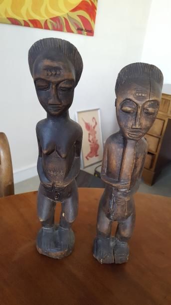 null Deux statuettes africaines en bois. H : 29cm et H : 30cm
