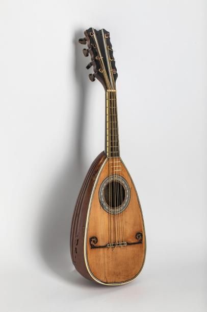 null Mandoline Napolitaine portant une étiquette de “SAUNIER à Paris 1772"
On remarque...