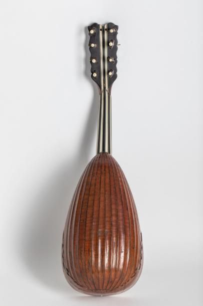 null Mandoline Napolitaine portant une étiquette de “SAUNIER à Paris 1772"
On remarque...