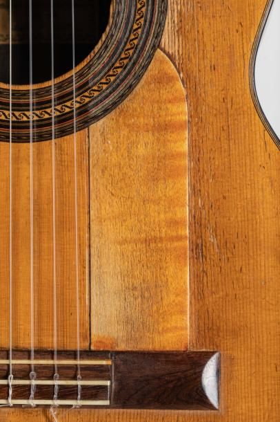 null Guitare de Manuel RAMIREZ au millésime de 1910 à Madrid
Diapason 656mm, espacement...