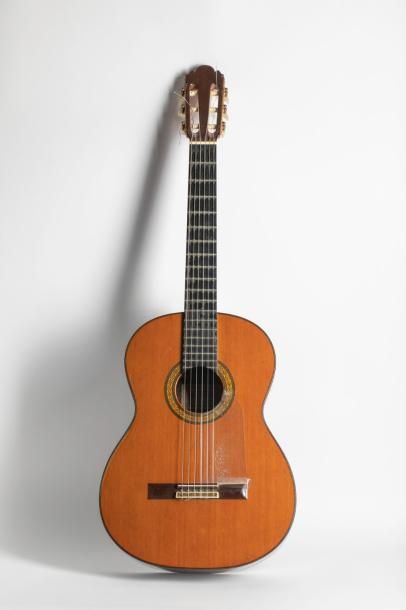 null Guitare de Masaru KOHNO, luthier, Tokyo Japon
N° 20 au millésime de 1970
Diapason...