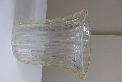 null Vase en verre à deux anses ourlées, 

Vers 1960
