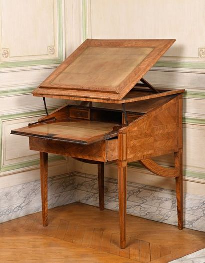 null Table d'architecte dite "table à la Tronchin", en bois de placage marqueté en...