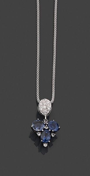 null Collier articulé en or gris 750 millièmes, retenant en pendentif un motif en...