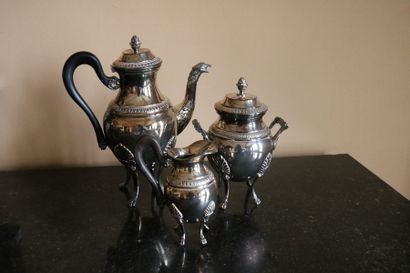 null Service à thé en métal argenté à décor de frises de feuilles stylisées et de...
