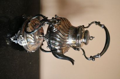 null Samovar en métal argenté à décor de cannelures torsadées, 

Fin XIXe siècle

H.:...